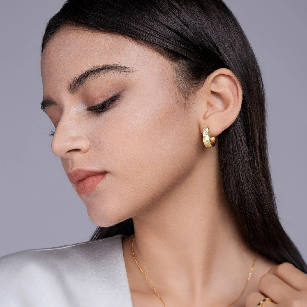Destello dorado – Aretes de moissanita en plata S925 con baño de oro para mujer