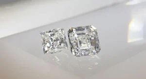Con la misma belleza deslumbrante que un diamante (a menos que seas un experto en joyería, sería difícil distinguirlos), la moissanita es una gema popular. Comparte las mismas cualidades deslumbrantes y refracta la luz de forma tan hipnótica como un diamante, pero al comparar el precio de la moissanita con el de un diamante, pagarás mucho menos por las joyas de moissanita.